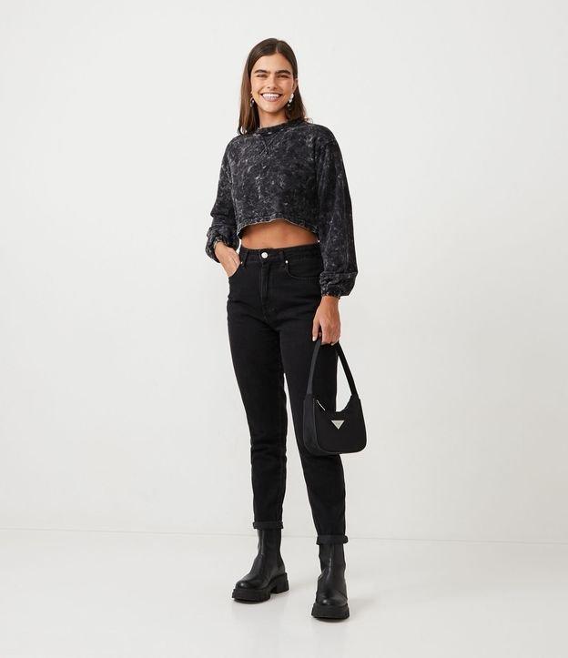 Calça Mom Jeans com Bolsos e Barra Dobrada - 1