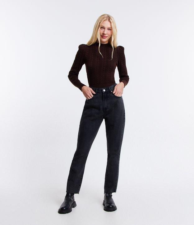 Calça Mom Jeans com Bolsos e Barra Dobrada - 2