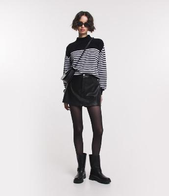 Short Saia em Material Sintético com Bolsos