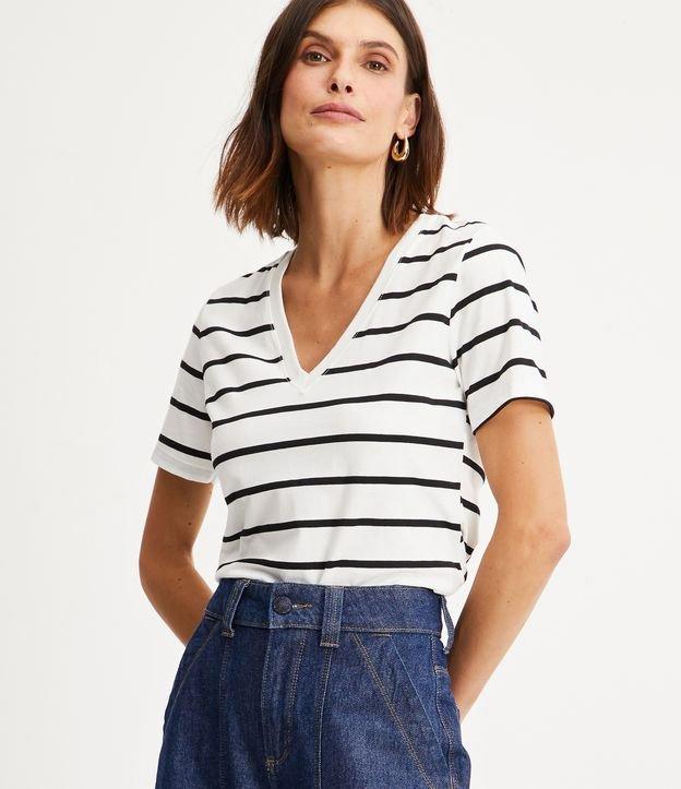 Camiseta Meia Malha com Decote V e Listras - 1