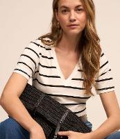 Camiseta Meia Malha com Decote V e Listras - 4