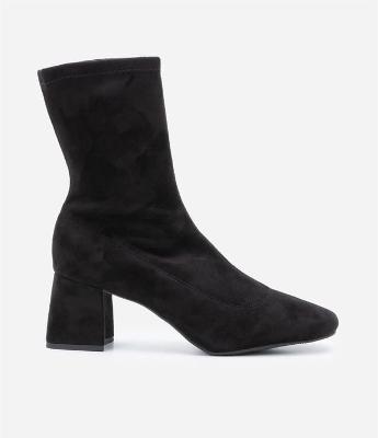 Bota com Cano Baixo e Bico Quadrado