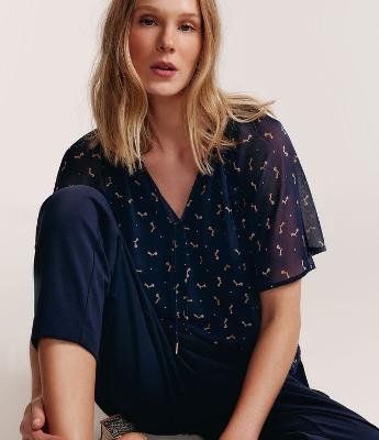 Blusa em Chiffon com Amarração e Estampa Esquilos