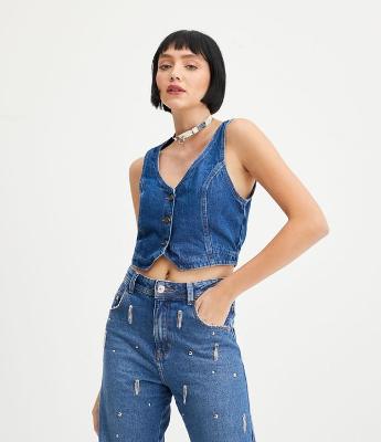 Colete Cropped em Jeans com Recortes