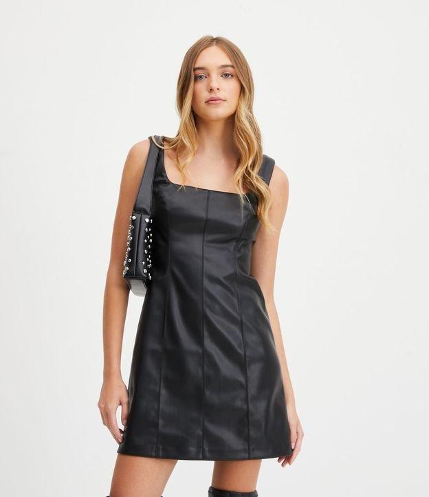 Vestido Curto em Material Sintético com Decote Quadrado - 1