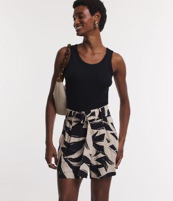 Short em Viscolinho com Cinto Fivela e Estampa Folhagem