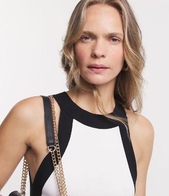 Blusa sem Manga em Viscose com Detalhe Contrastante na Gola