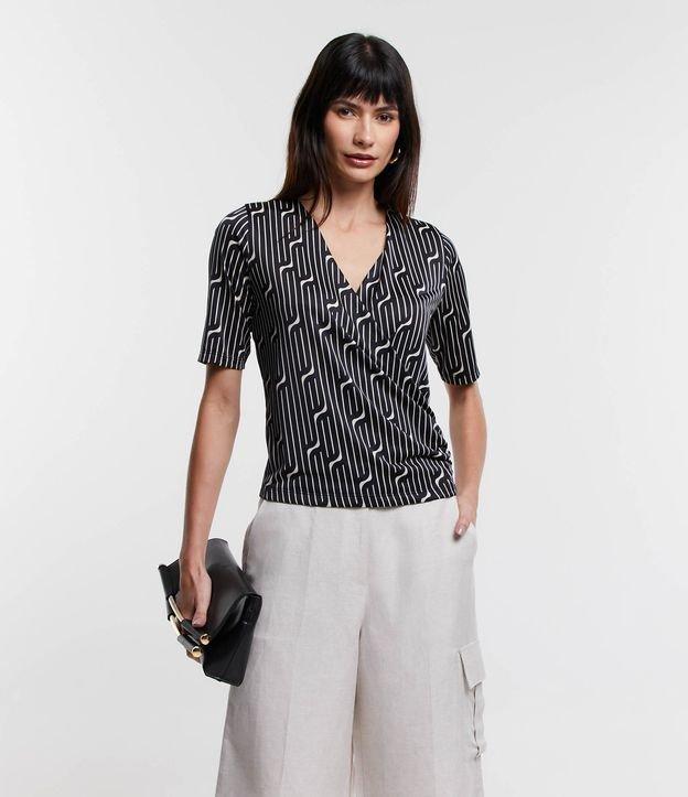 Blusa em Microfibra com Estampa Geométrica - 1