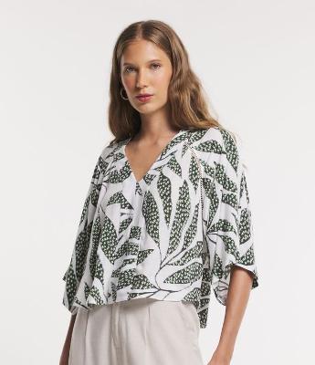 Blusa Manga Evasê em Viscose com Folhagens Estampadas