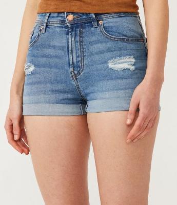 Short Hot Pants em Jeans com Rasgos e Puídos