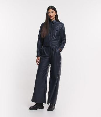 Calça Pantalona em Material Sintético com Pregas e Bolsos