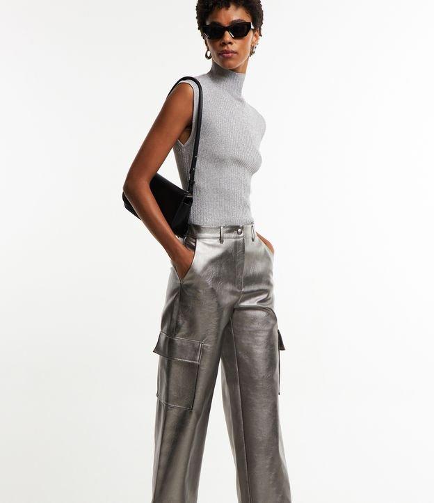 Calça Reta em Material Sintético com Bolso Lateral e Superfície Metalizada - 1