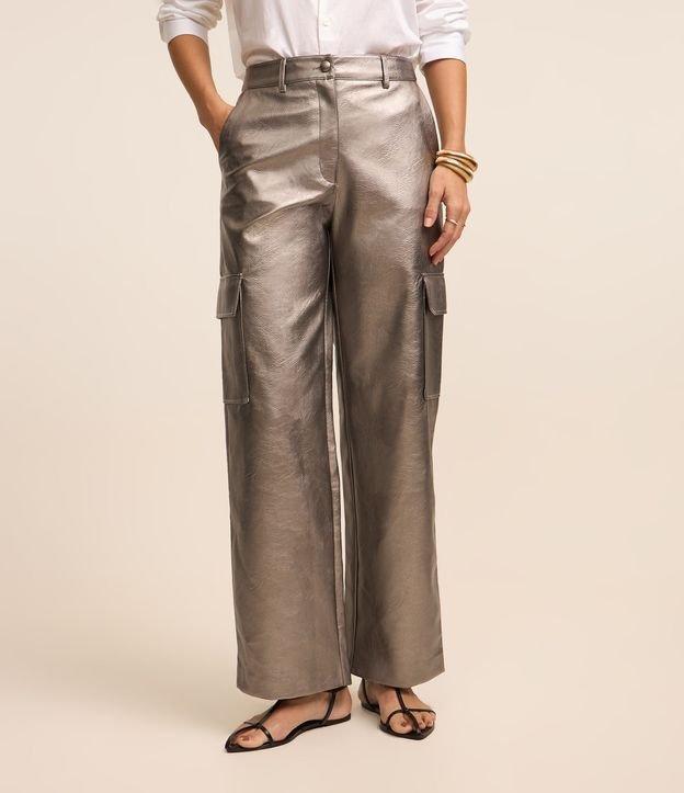 Calça Reta em Material Sintético com Bolso Lateral e Superfície Metalizada - 3