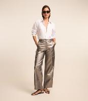 Calça Reta em Material Sintético com Bolso Lateral e Superfície Metalizada - 4