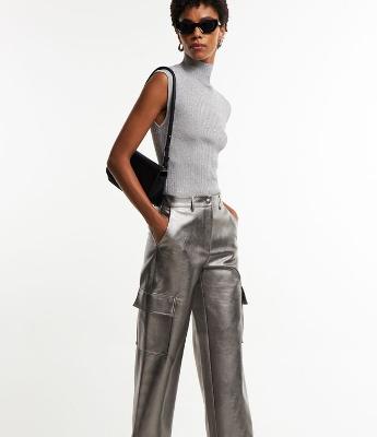 Calça Reta em Material Sintético com Bolso Lateral e Superfície Metalizada