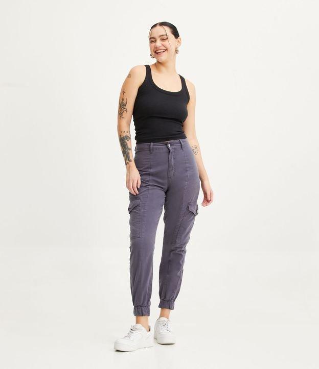 Calça Jogger Cintura Alta em Sarja com Bolsos Cargo - 1