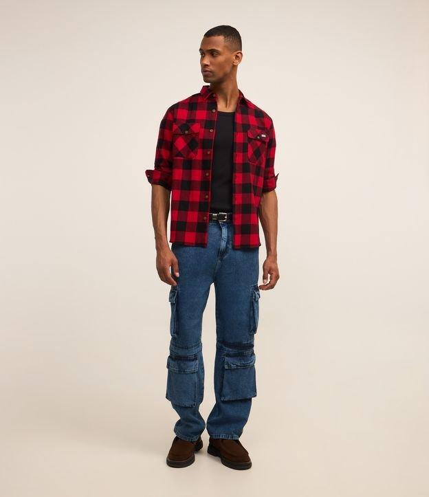 Calça Baggy em Jeans com Recortes e Bolso Cargo - 3