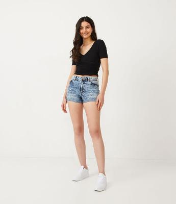Short Hot Pants em Jeans com Barra Dobrada