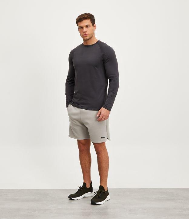 Bermuda Esportiva em Moletom Tecnológico com Cós Elástico e Zíper no Bolso - 1