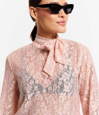 Blusa em Renda com Gola Alta e Babado na Manga