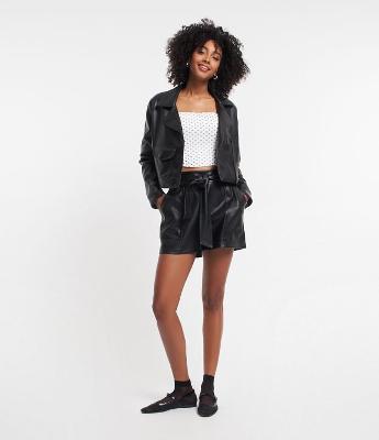 Short Curto em Pu com Faixa e Amarração Frontal