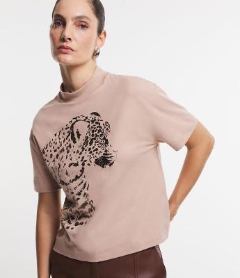 Camiseta em Meia Malha com Golinha Alta e Estampa Onça em Foil