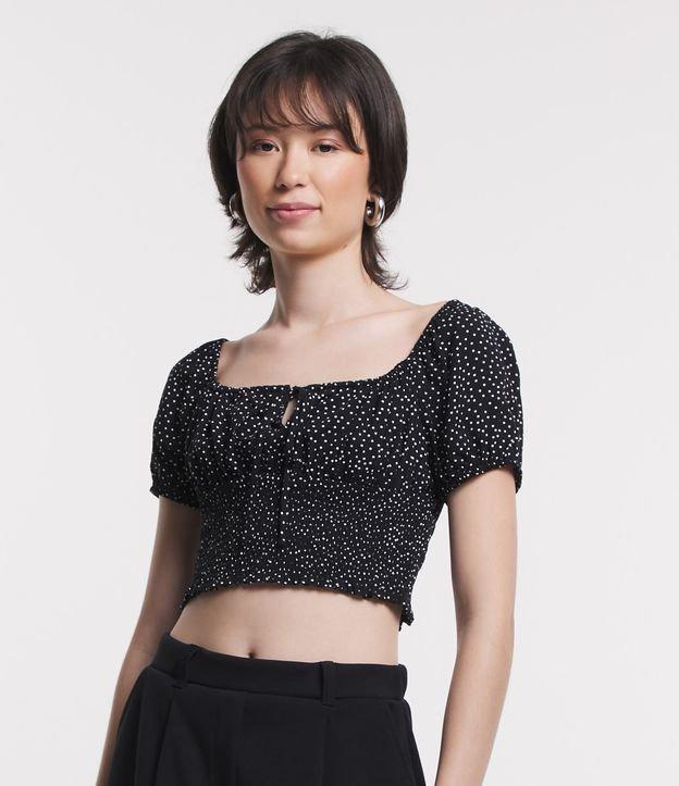 Blusa Cropped em Viscose Poá com Manga Curta e Busto Franzido - 1