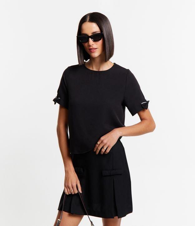 Blusa em Crepe com Laço Aplicados na Manga - 1