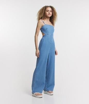Macacão Longo em Jeans com Recorte Lateral e Amarração nas Costas