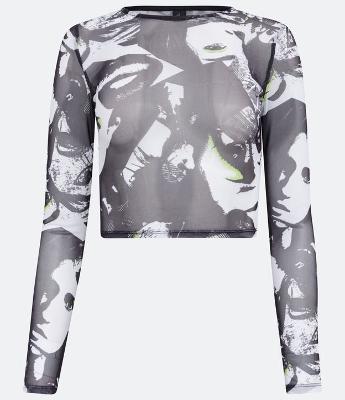 Blusa Cropped em Tule com Manga Longa e Estampa de Rostos