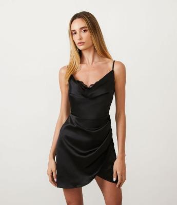 Vestido Curto em Cetim com Decote Degagê com Renda e Zíper nas Costas