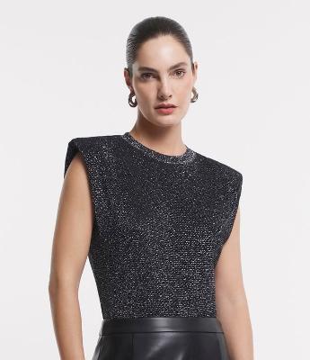 Blusa Muscle Tee em Viscose com Ombreiras e Fio Metálico