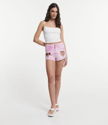 Short Curto em Sarja com Recortes Coração Vazado e Efeito Manchado