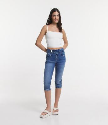Calça Capri em Jeans com Botões no Cós e Puído na Perna