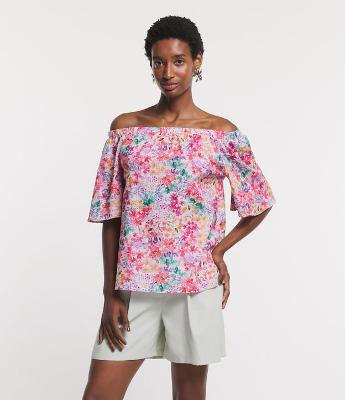 Blusa Ombro a Ombro em Sarja com Flores Aquareladas Estampadas