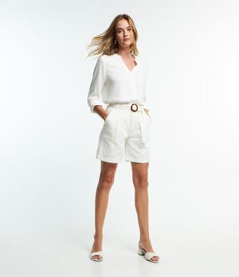 Short em Sarja com Pregas e Cinto de Fivela Redonda