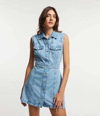 Vestido Curto em Jeans com Abotoamento Frontal