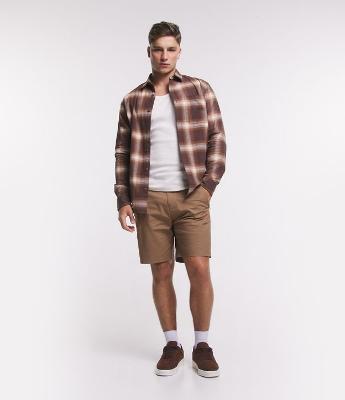 Bermuda com Cinto Embutido e Bolsos de Zíper