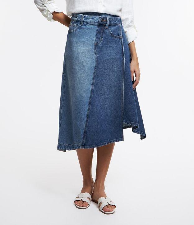 Saia Midi em Jeans com Recortes Assimétricos e Cinto - 2