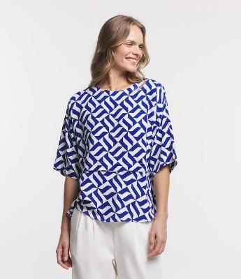 Blusa Alongada em Viscolinho com Estampa Geométrica e Camada