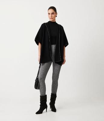 Calça Legging em Jacquard com Recorte em Material Sintético