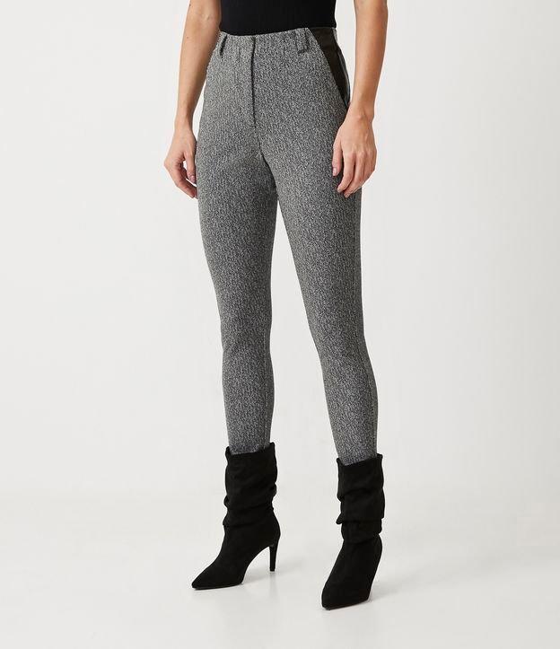 Calça Legging em Jacquard com Recorte em Material Sintético - 2