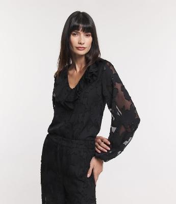 Blusa em Tule com Babado Jabô no Decote e Texturas