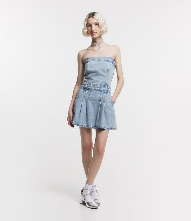 Vestido Curto em Jeans com Pregas com Decote Tomara que Caia - 1