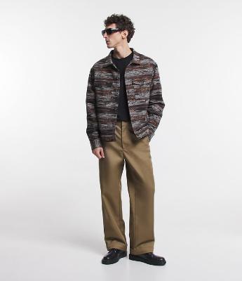 Calça em Sarja com Passantes no Cós e Barra Italiana