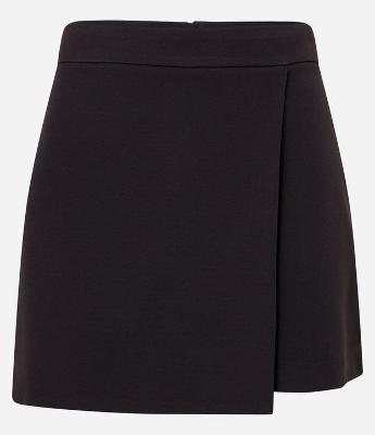 Short Saia Curto em Crepe Assimétrica e com Zíper
