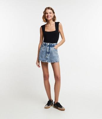 Short Saia em Jeans com Bolsos