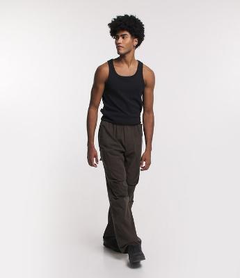 Calça Parachute em Sarja com Bolso Cargo e Regulador na Barra