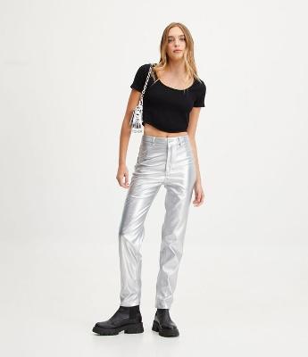Calça Reta em Material Sintético Metalizado com Bolsos