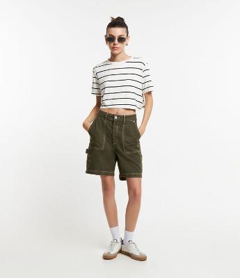 Bermuda Cintura Alta em Sarja com Pespontos e Bolso Carpinteiro